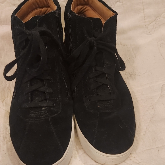 Vionic - Picture 3 of 5